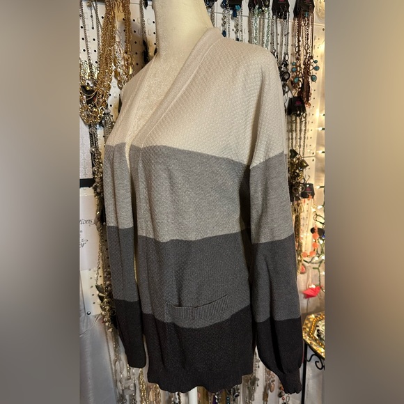 🍁3 for$25🍁 Ladies XL Gray & White Color Block Pocket Cardigan - Picture 2 of 5